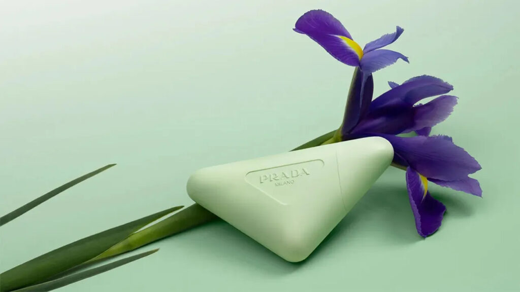Prada’nın Üçgeninden Bu Kez Kozmetik Çıktı 